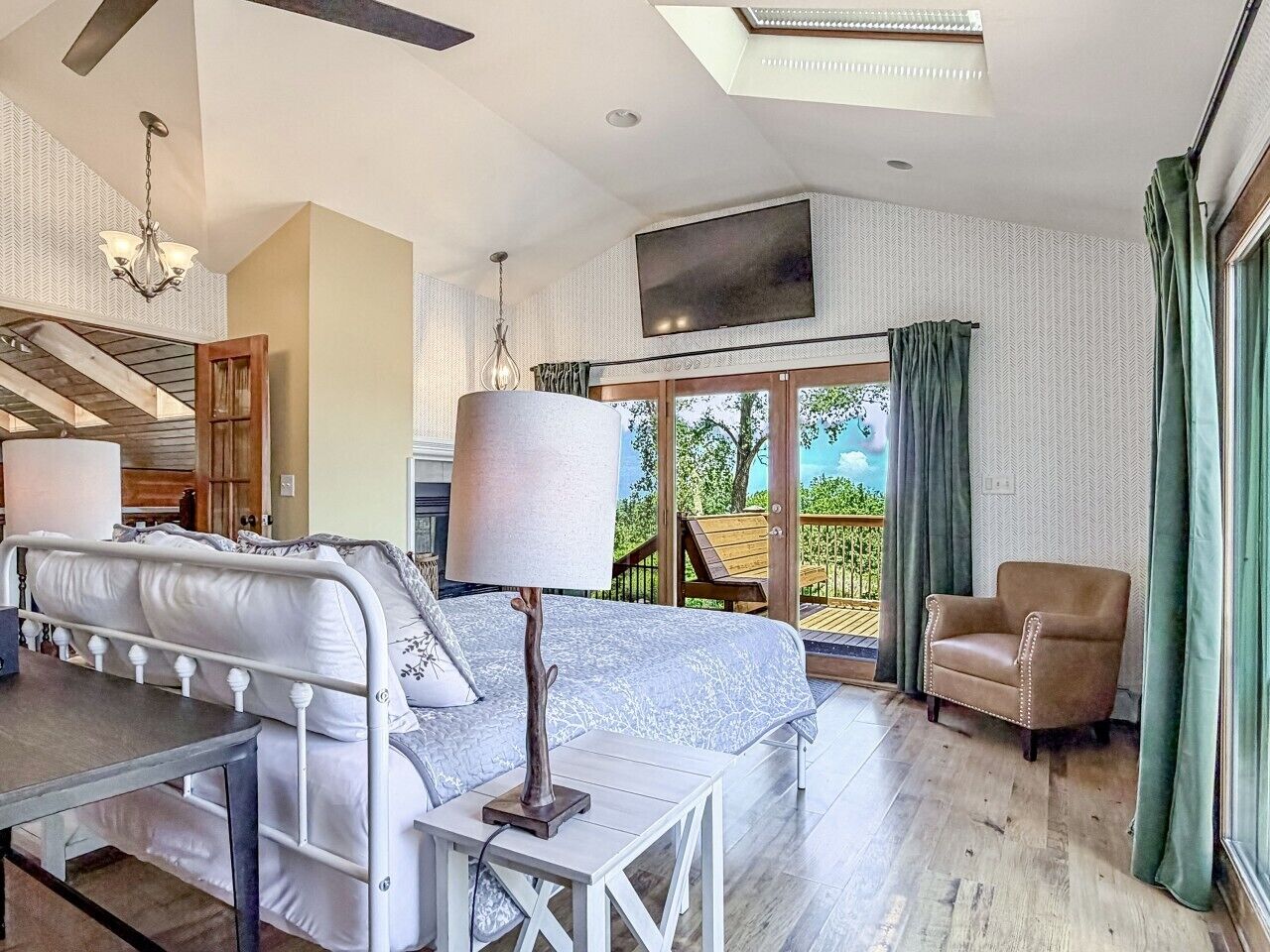 4 bedrooms, desk, iron/ironing board, travel cot