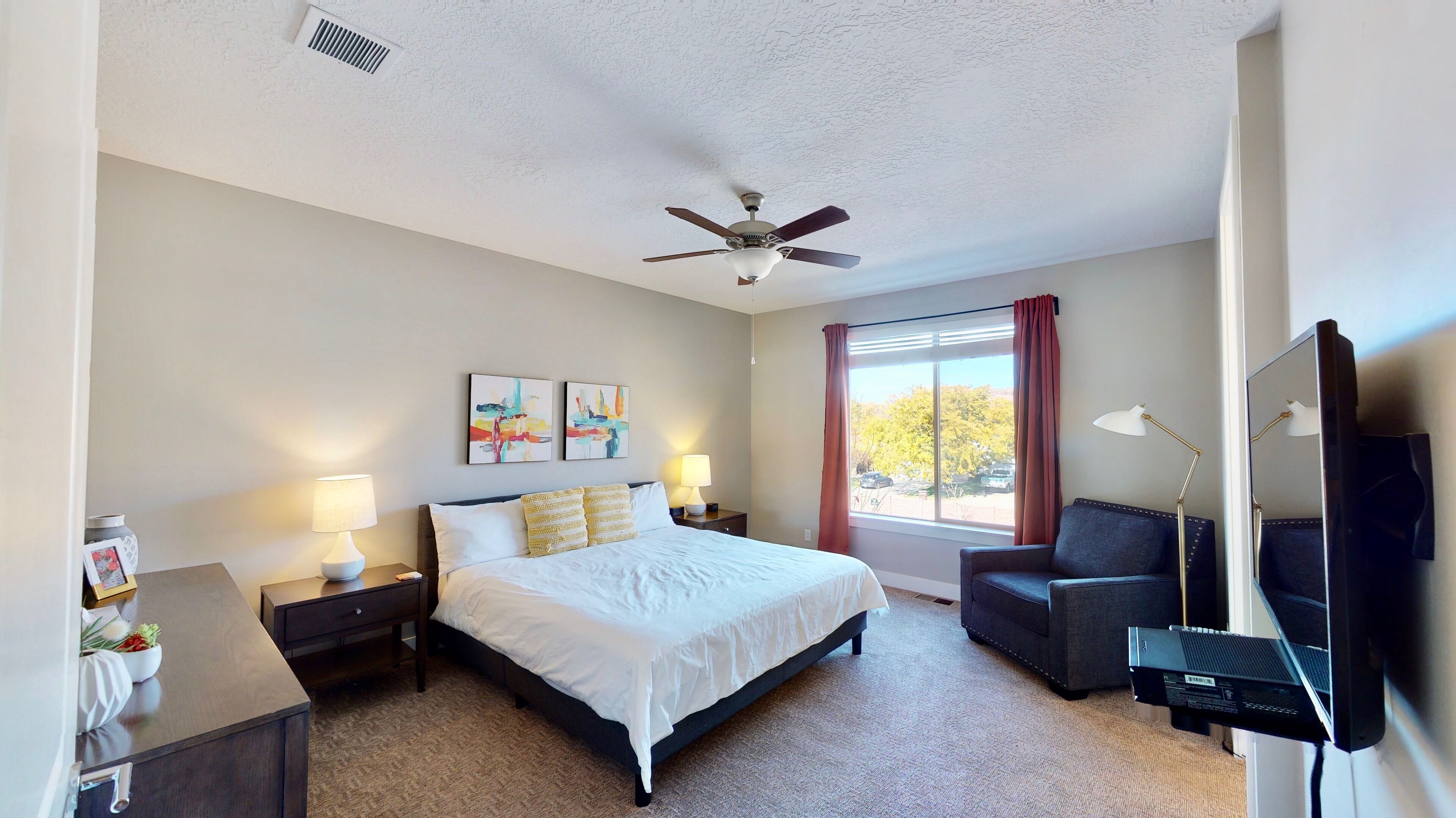 4 bedrooms, desk, iron/ironing board, free WiFi