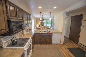 Fridge, microwave, oven, stovetop - Great 2 bed townhouse. This is the best location in Ketchum! (Ketchum)