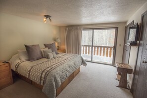 2 bedrooms, iron/ironing board, internet, bed sheets - Great 2 bed townhouse. This is the best location in Ketchum! (Ketchum)