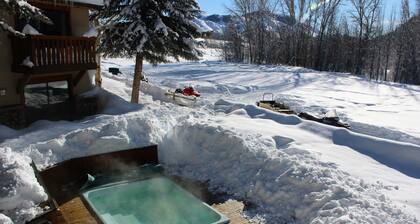 Great 2 bed townhouse. This is the best location in Ketchum!
