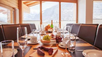 Apartment, 4 Bedrooms (Matterhorn) | In-room dining