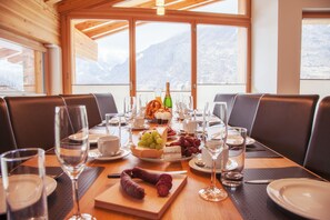 Apartment, 4 Bedrooms (Matterhorn) | In-room dining