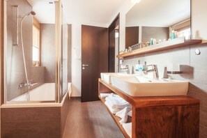 Separate tub and shower, jetted tub, free toiletries, hair dryer - Chalet Nepomuk (Zermatt)