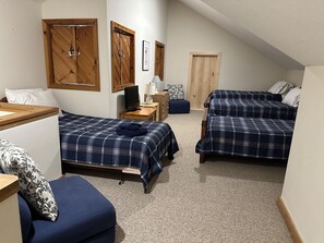 4 bedrooms, WiFi, bed sheets - Peaceful, comfortable townhouse near Mount Snow; free shuttle; hot tub (Dover)