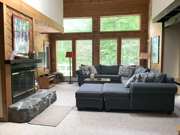 TV, fireplace - Peaceful, comfortable townhouse near Mount Snow; free shuttle; hot tub (Dover)