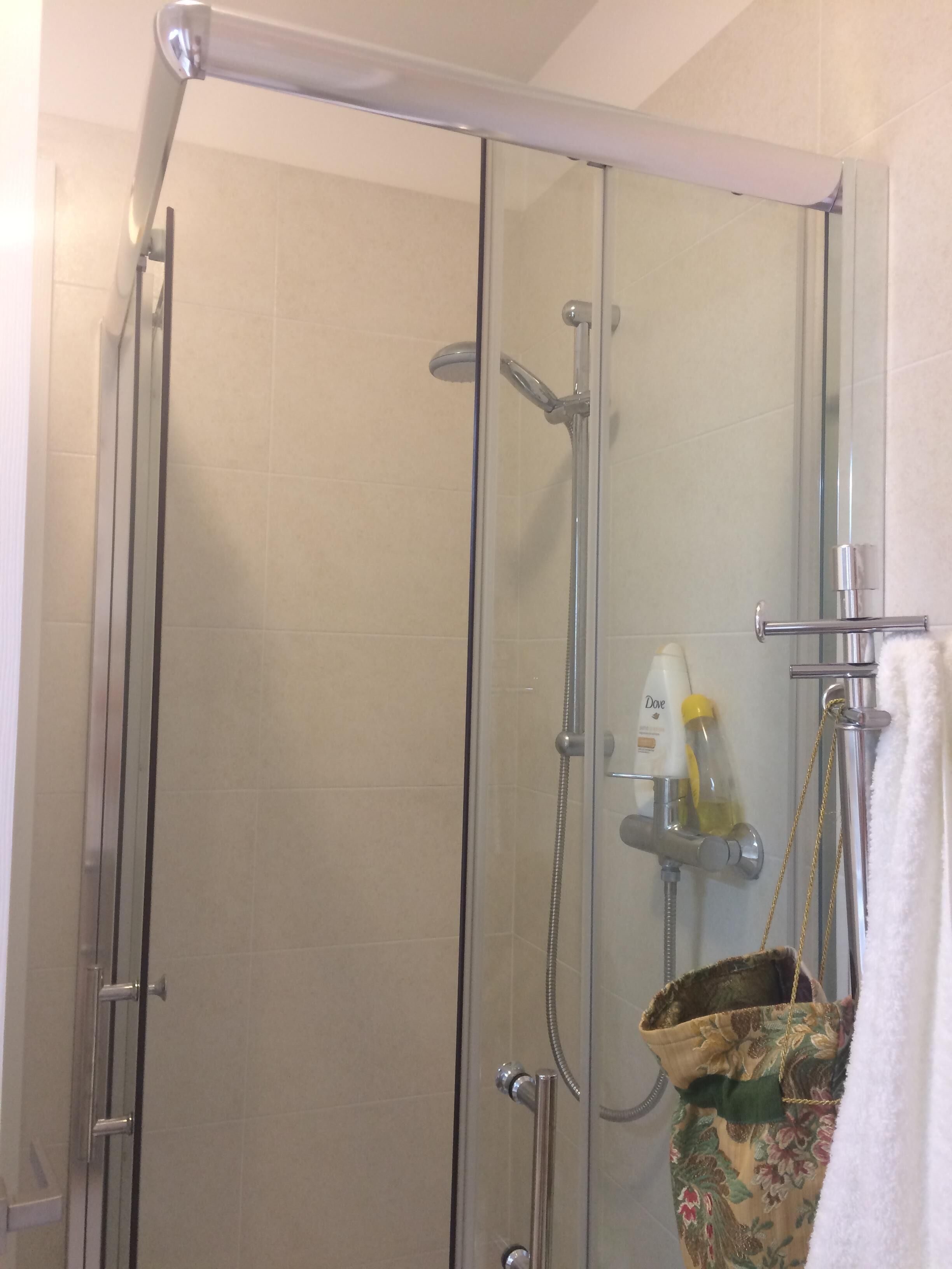 Dusche, Haartrockner, Bidet, Handtücher