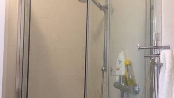 Doccia, asciugacapelli, bidet, asciugamani