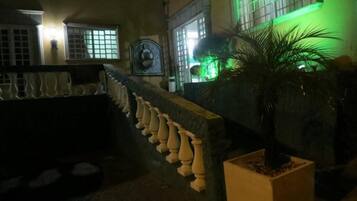 Fassade der Unterkunft – Abend/Nacht