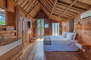 5 bedrooms, free WiFi, bed sheets, wheelchair access - CHIC & COMFY 5BR VILLA - 5MN WALK TO THE BEACH - PRIVATE JACUZZI/POOL (Seminyak)