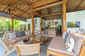 Smart TV - CHIC & COMFY 5BR VILLA - 5MN WALK TO THE BEACH - PRIVATE JACUZZI/POOL (Seminyak)