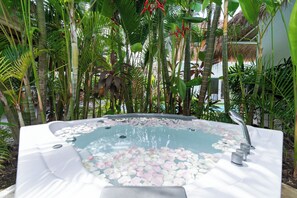 Outdoor spa tub - CHIC & COMFY 5BR VILLA - 5MN WALK TO THE BEACH - PRIVATE JACUZZI/POOL (Seminyak)