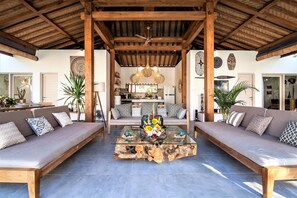 Télévision, lecteur de DVD, chaîne hi-fi