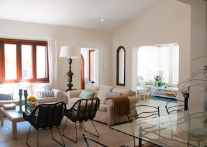 Smart-TV, peis, bordtennis og stereoanlegg