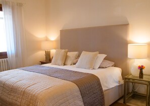 3 bedrooms, in-room safe, desk, iron/ironing board