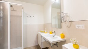 Dusche, Haartrockner, Bidet, Handtücher