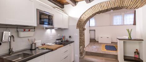 Réfrigérateur, micro-ondes, four, plaque de cuisson