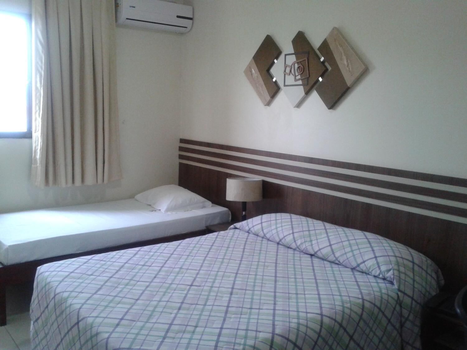 Minibar, escritorio, wifi gratis y ropa de cama