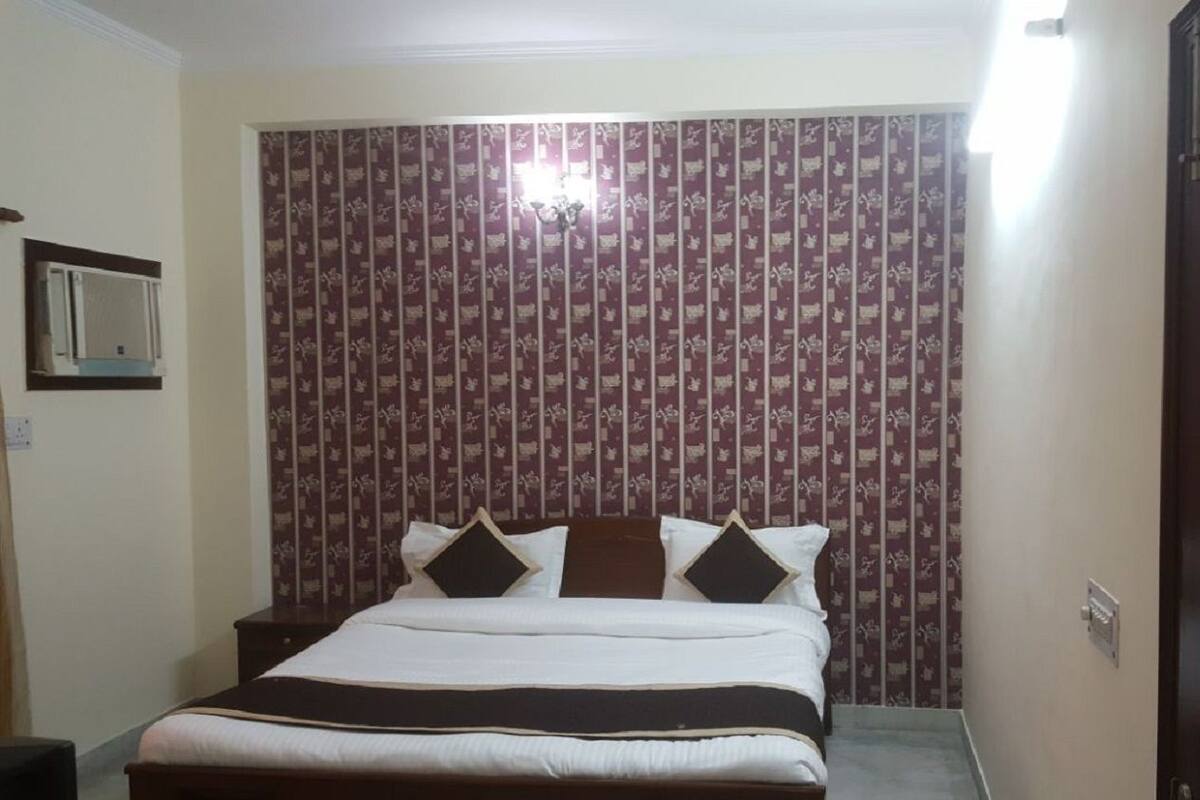 Desk, rollaway beds, free WiFi