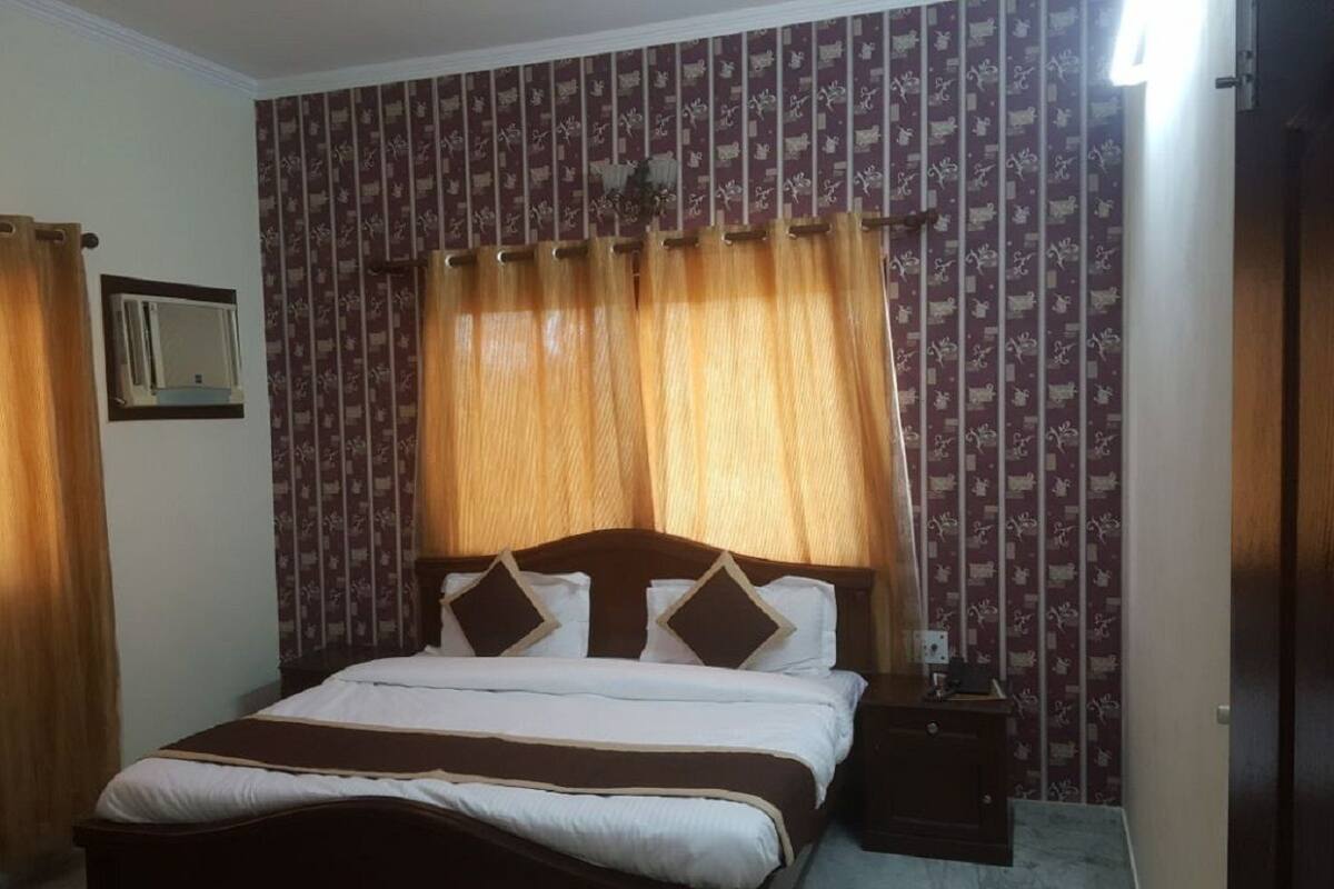 Desk, rollaway beds, free WiFi