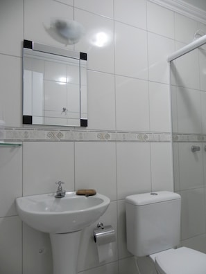 Apartamento (1046) | Banheiro | Chuveiro, toalhas de banho