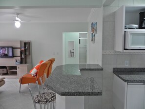 Apartment (1046) | Living area | Flat-screen TV - Apto 3 dorm sendo 2 Suítes (Bombinhas)