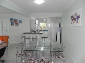 Apartment (1046) | Private kitchen | Fridge, microwave, oven, stovetop - Apto 3 dorm sendo 2 Suítes (Bombinhas)