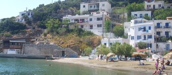 Alkistis Cozy By The Beach Apt in Ikaria Island, Therma Ground Floor