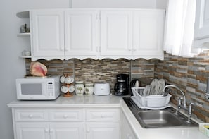 Fridge, microwave, oven, coffee/tea maker