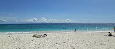 En la playa, sillas reclinables de playa, toallas de playa