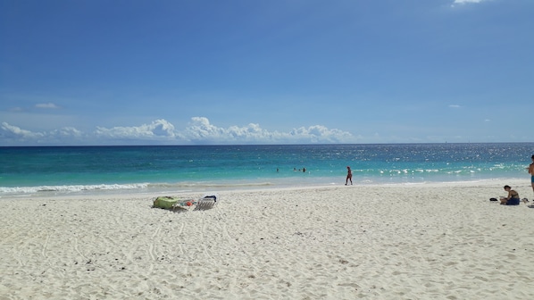 På stranden, solstolar och strandhanddukar