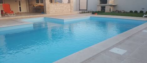 حمّام سباحة مُدفَّأ