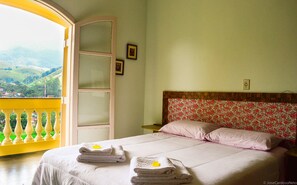 Suite Rosas | 1 bedroom, iron/ironing board, bed sheets