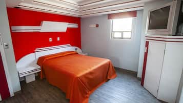 Habitación básica doble, 1 cama Queen size | Escritorio y wifi gratis