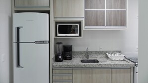 Full-size fridge, microwave, stovetop, cookware/dishes/utensils - Apto Egídio Pinheiro (Bombinhas)