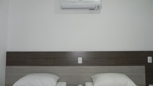 Desk, WiFi (free) - Apto Egídio Pinheiro (Bombinhas)