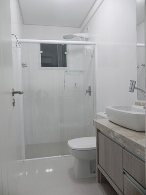 Apartment (1041) | Bathroom | Shower, towels - Apto Egídio Pinheiro (Bombinhas)