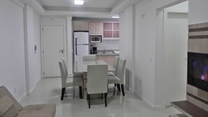In-room dining - Apto Egídio Pinheiro (Bombinhas)