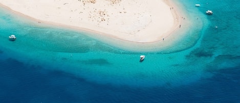 Nær stranden, solsenger og strandhåndklær