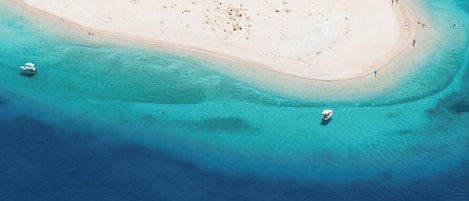 Beach nearby, sun-loungers, beach towels
