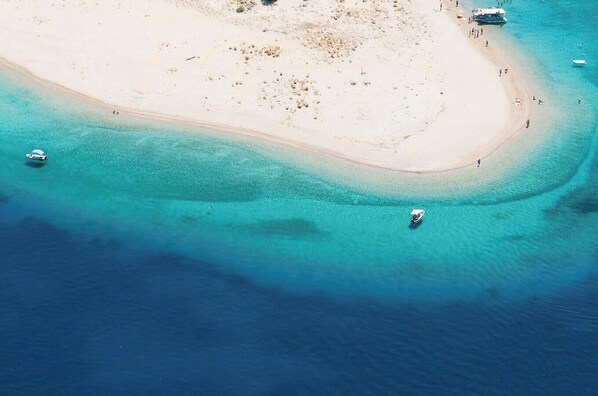 Beach nearby, sun-loungers, beach towels