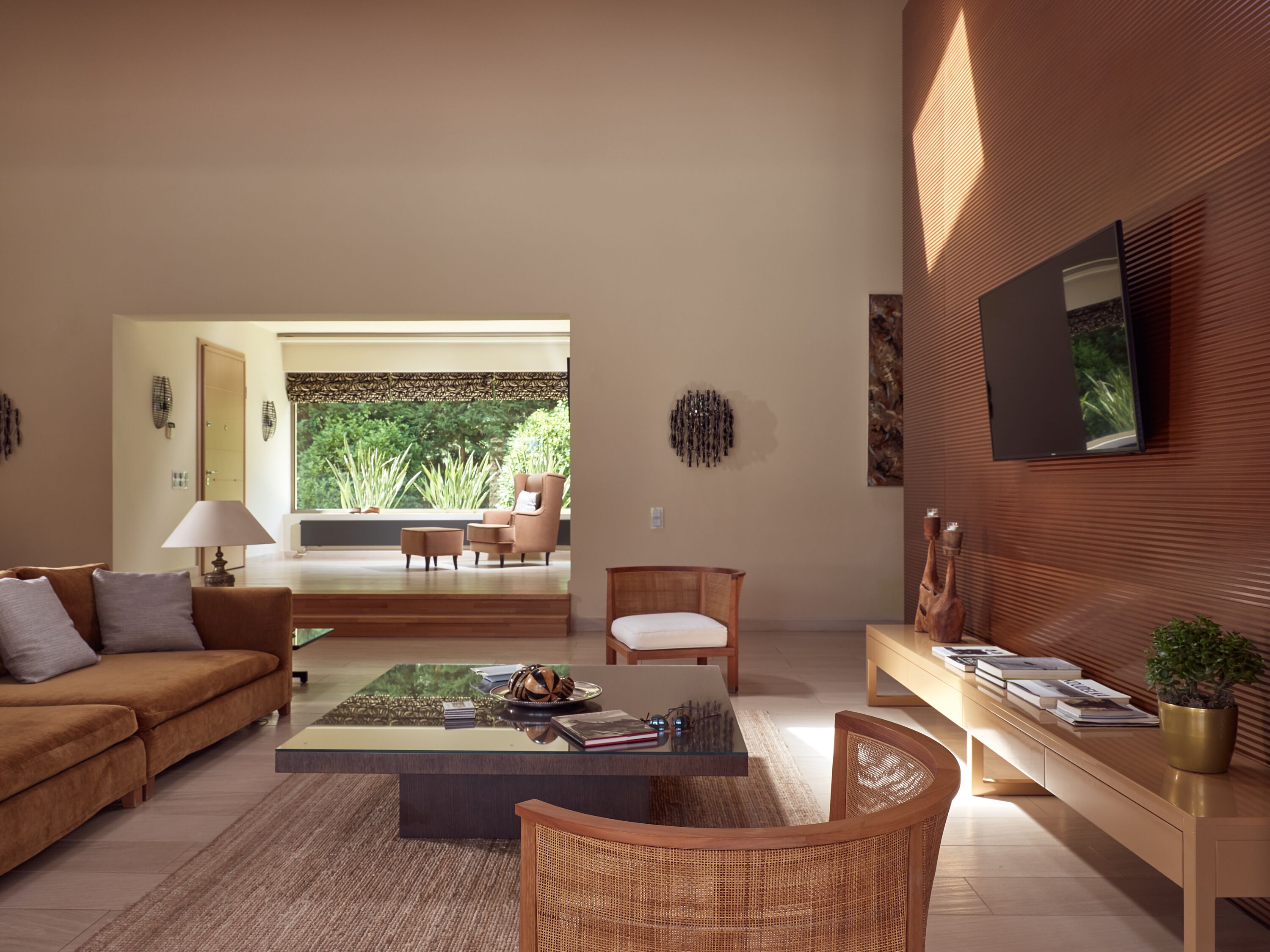 Smart TV, chimenea, reproductor de DVD y tenis de mesa 