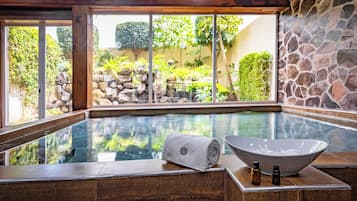 Een sauna, een stoombad, lichaamsbehandelingen, hydrotherapie