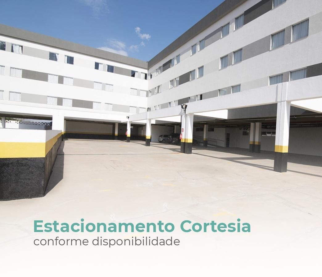 Una estructura de estacionamiento de varios niveles con techo plano y cielo despejado.