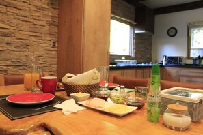 Termasuk sarapan masakan tempatan setiap hari 