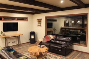 Standard Cottage, 3 Bedrooms | Living room | 50-inch flat-screen TV with cable channels, Smart TV, Netflix - DreamWoods (Puerto Varas)