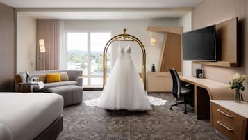 Pillowtop-bedden, een bureau, een laptopwerkplek, geluiddichte muren