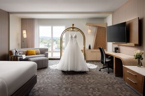 Pillowtop beds, desk, laptop workspace, soundproofing - Courtyard by Marriott Prince George (Prince George)