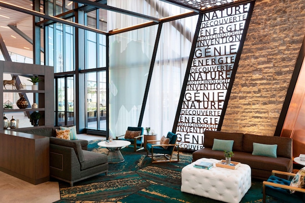 Serves breakfast, lunch, and dinner