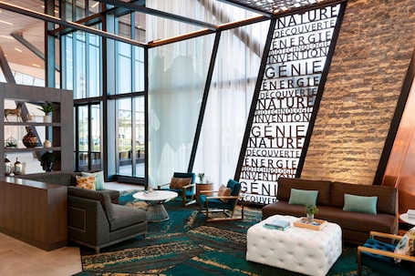 Serves breakfast, lunch, and dinner